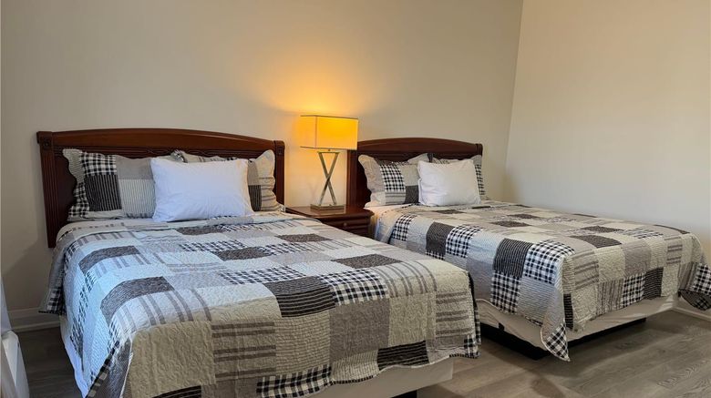 <b>Knights Inn London Airport Room</b>. Images powered by <a href="https://iceportal.shijigroup.com/" title="IcePortal" target="_blank">IcePortal</a>.