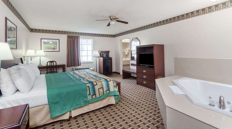 Days Inn and Suites Huntsville Suite