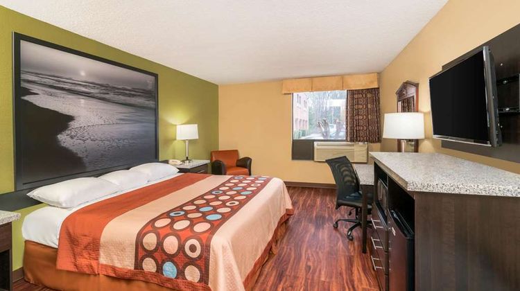 Super 8 Raleigh North East Room