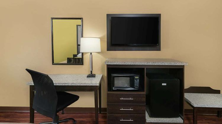 Super 8 Raleigh North East Room