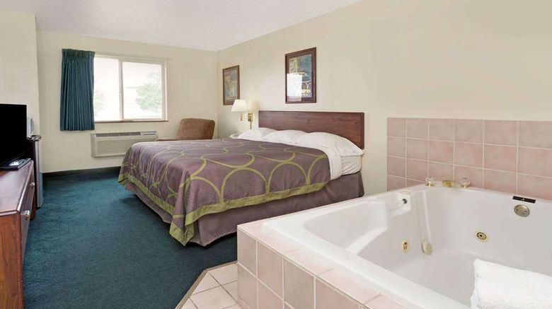 <b>Super 8 Windsor Suite</b>. Images powered by <a href="https://iceportal.shijigroup.com/" title="IcePortal" target="_blank">IcePortal</a>.
