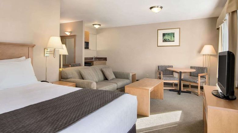 <b>Days Inn & Suites Thunder Bay Room</b>. Images powered by <a href="https://iceportal.shijigroup.com/" title="IcePortal" target="_blank">IcePortal</a>.