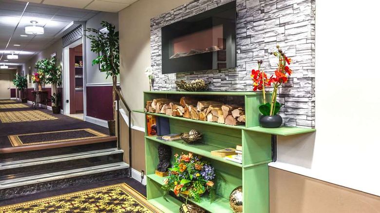 <b>Ramada Jersey City Lobby</b>. Images powered by <a href="https://iceportal.shijigroup.com/" title="IcePortal" target="_blank">IcePortal</a>.