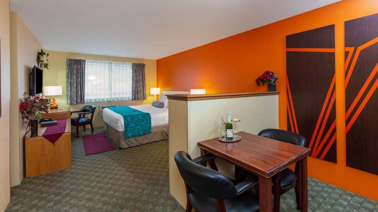 Howard Johnson Express Inn Leavenworth Suite
