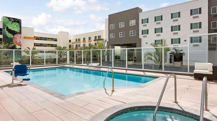 Wyndham Anaheim Pool
