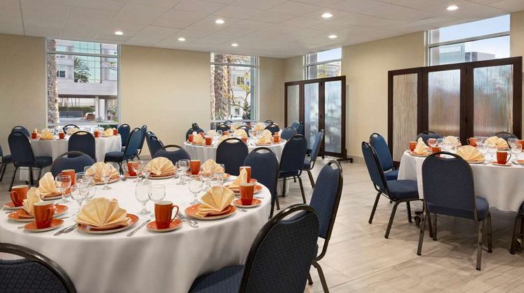 Wyndham Anaheim Restaurant