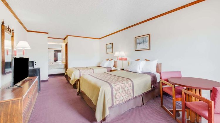 Days Inn Monett Room
