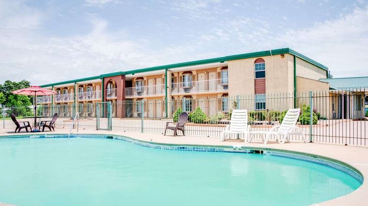Days Inn Monett Pool