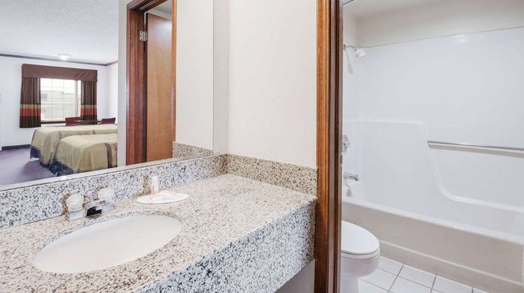 Days Inn Monett Room