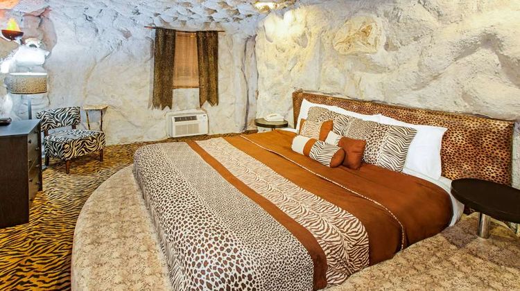 Days Inn & Suites Terre Haute Room