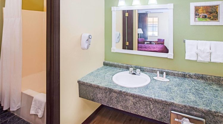 Days Inn & Suites Terre Haute Room