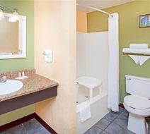 Days Inn & Suites Terre Haute Room