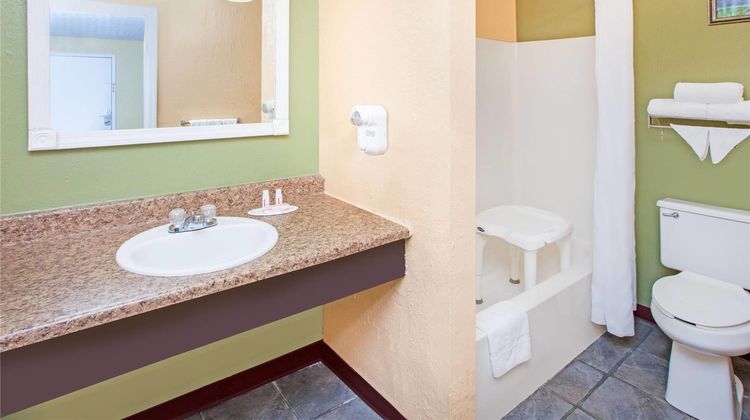 Days Inn & Suites Terre Haute Room