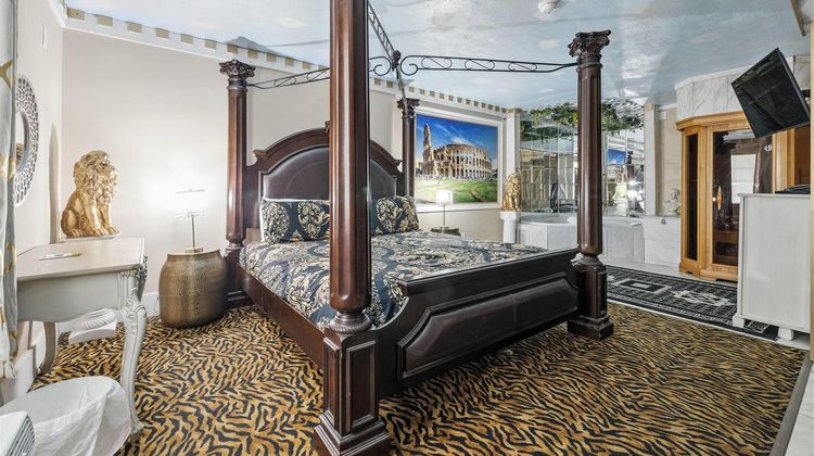Days Inn & Suites Terre Haute Suite