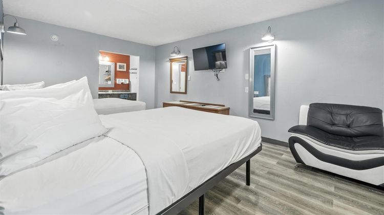Days Inn & Suites Terre Haute Suite