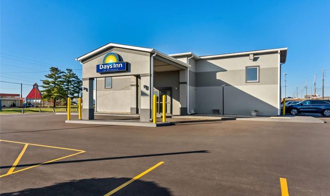 Days Inn Indianapolis East Post Road Exterior