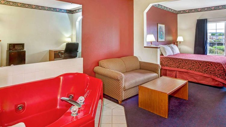 Days Inn & Suites Gresham Suite