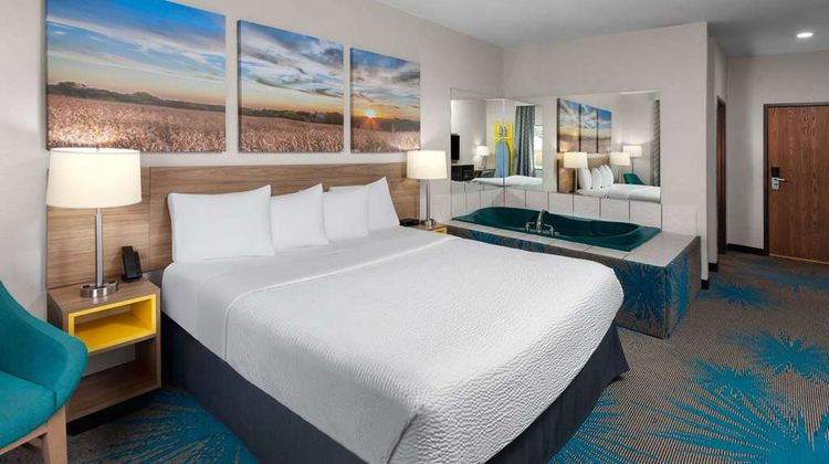 Days Inn & Suites of Morris Suite