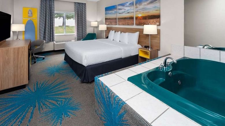 <b>Days Inn & Suites of Morris Suite</b>. Images powered by <a href="https://iceportal.shijigroup.com/" title="IcePortal" target="_blank">IcePortal</a>.