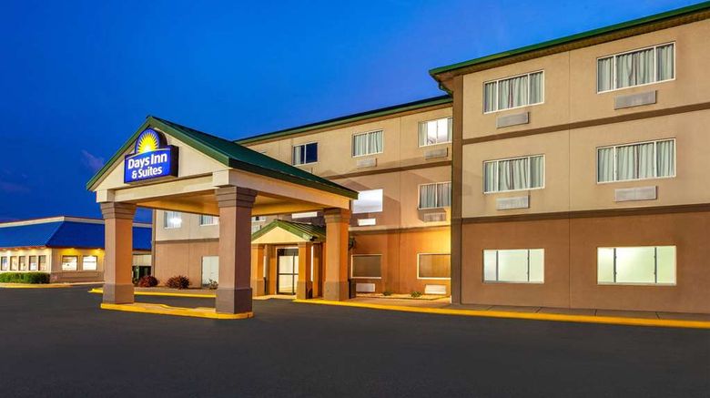 <b>Days Inn & Suites of Morris Exterior</b>. Images powered by <a href="https://iceportal.shijigroup.com/" title="IcePortal" target="_blank">IcePortal</a>.
