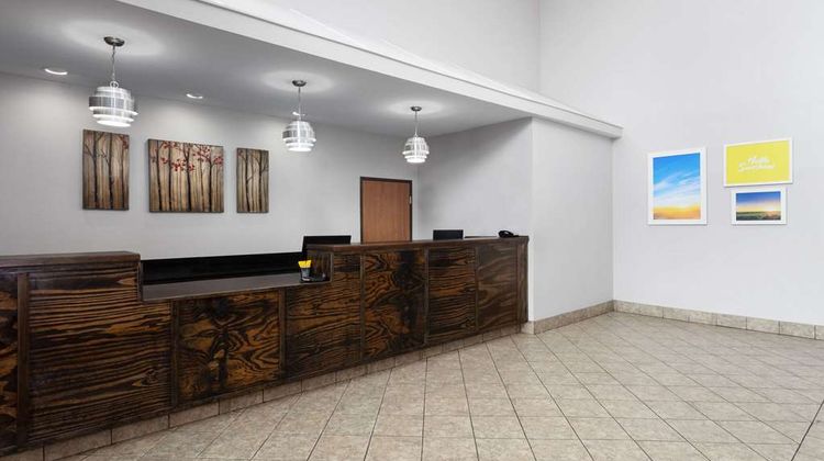 Days Inn & Suites of Morris Lobby