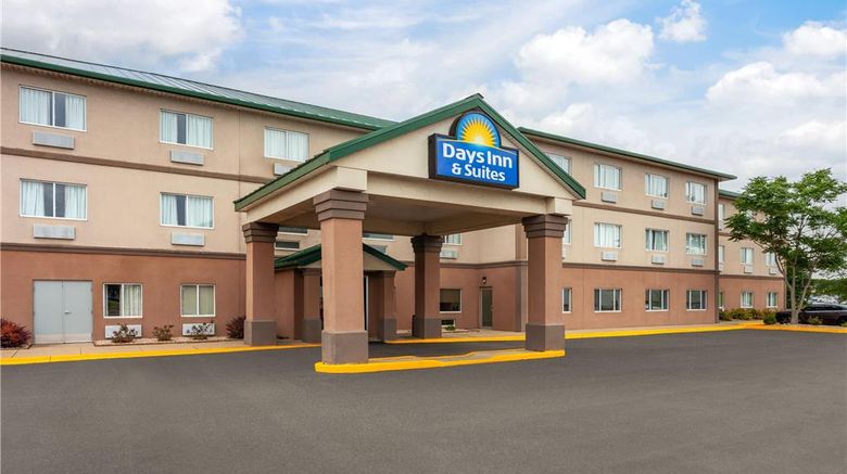 <b>Days Inn & Suites of Morris Exterior</b>. Images powered by <a href="https://iceportal.shijigroup.com/" title="IcePortal" target="_blank">IcePortal</a>.