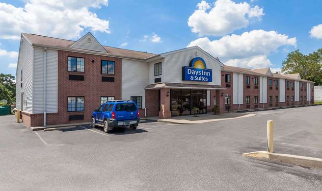Days Inn & Suites Cambridge Exterior
