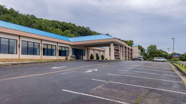 Howard Johnson Inn & Conference Center Exterior