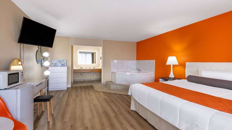 Howard Johnson Inn & Conference Center Suite