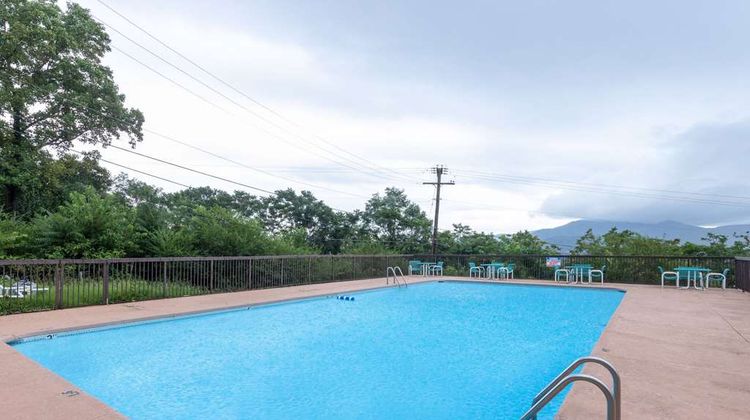 Howard Johnson Inn & Conference Center Pool