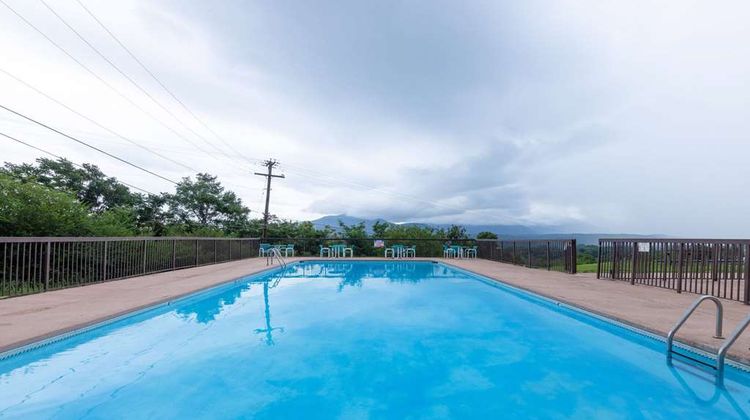 Howard Johnson Inn & Conference Center Pool