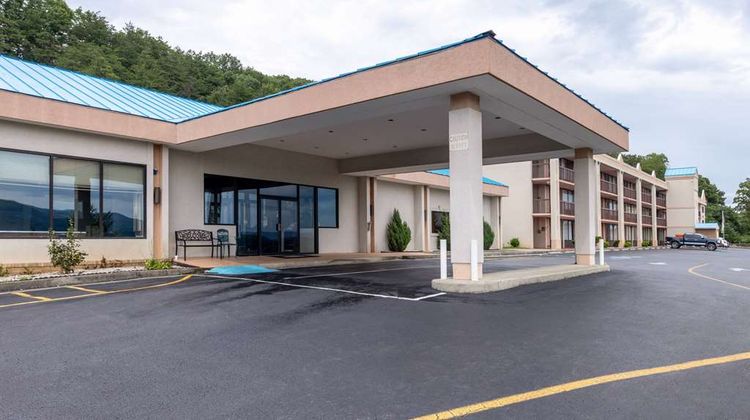 Howard Johnson Inn & Conference Center Exterior