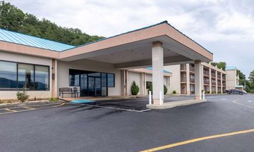 Howard Johnson Inn & Conference Center