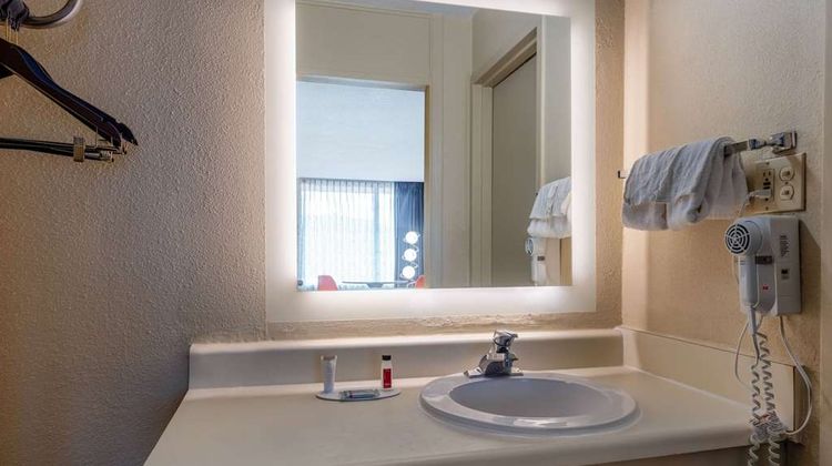Howard Johnson Inn & Conference Center Room