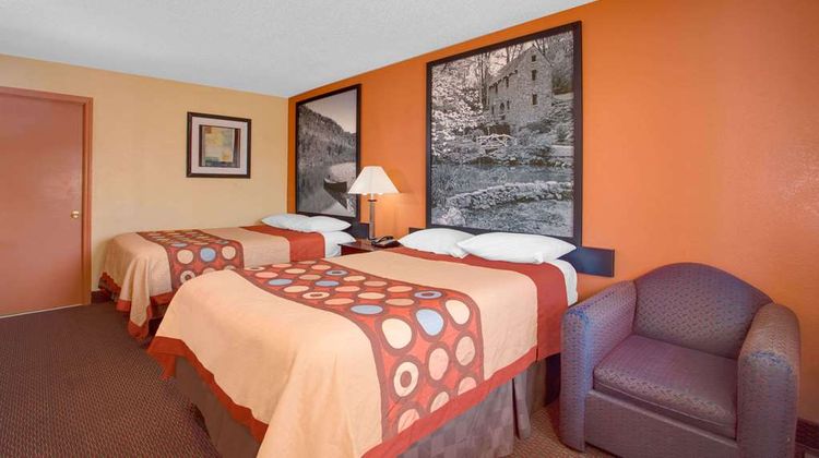 Super 8 Monticello Room