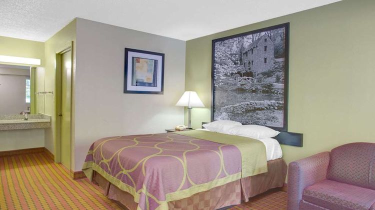 Super 8 Monticello Room