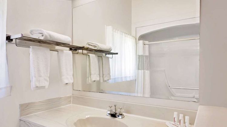 Ramada Gananoque Provincial Inn Room
