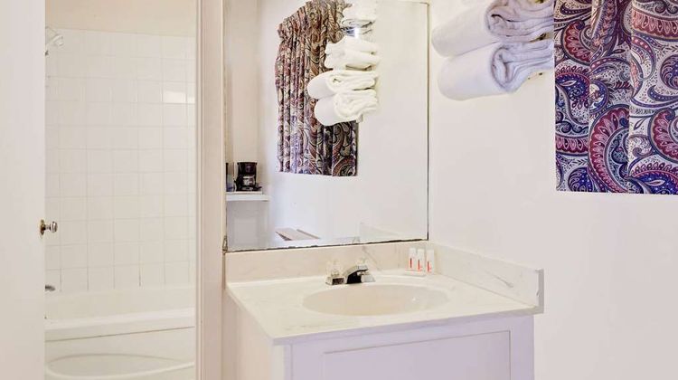 Ramada Gananoque Provincial Inn Room