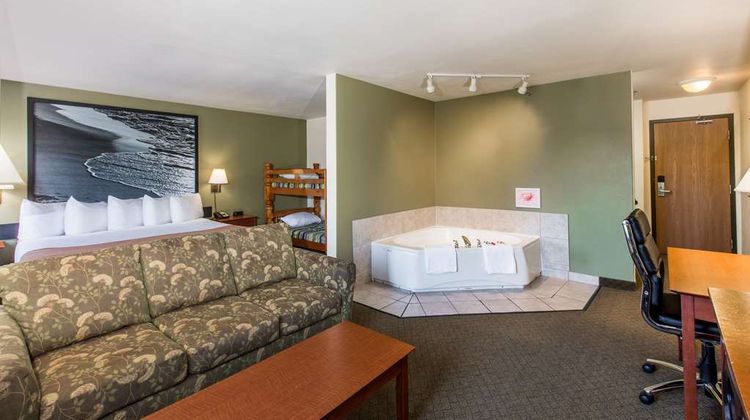 Super 8 Amherst Suite