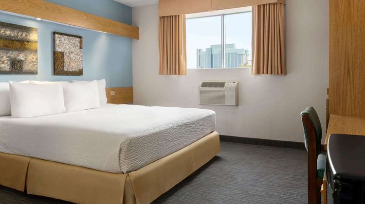 Days Inn & Suites Niagara Falls Centre Room