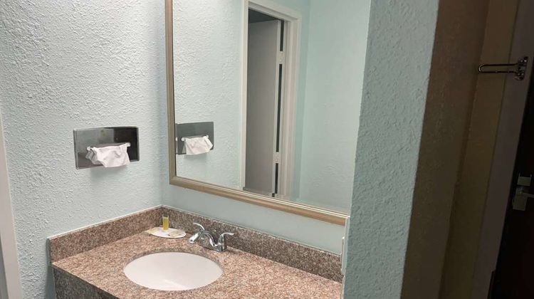 Travelodge Airport Platte City Room
