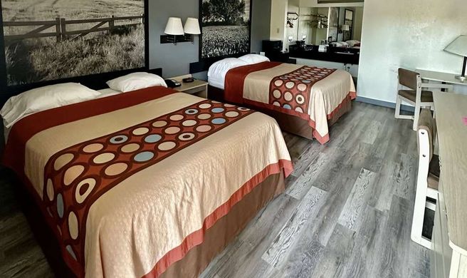Super 8 Athens Room