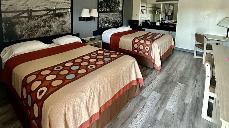 Super 8 Athens Room
