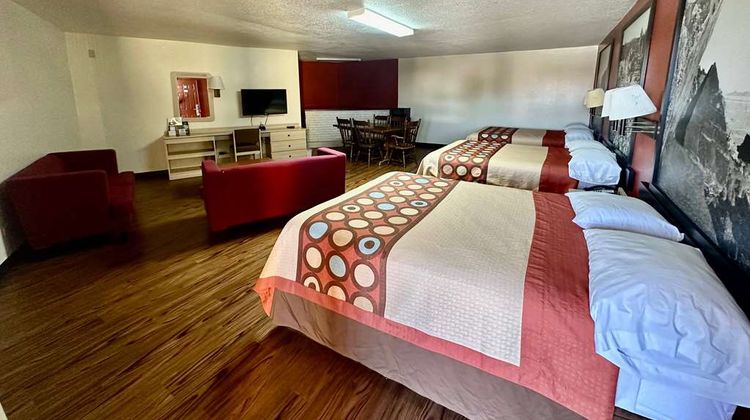 Super 8 Athens Room