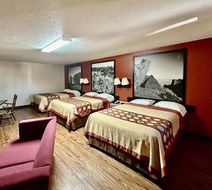 Super 8 Athens Room