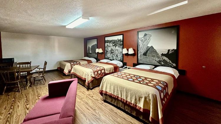 Super 8 Athens Room