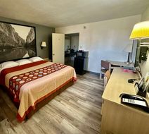 Super 8 Athens Room
