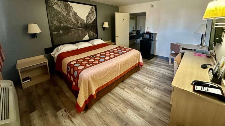 Super 8 Athens Room