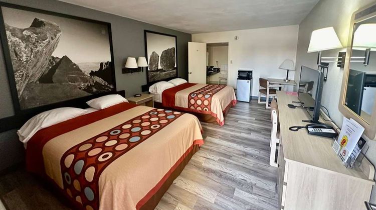 Super 8 Athens Room