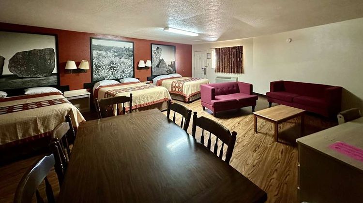 Super 8 Athens Room